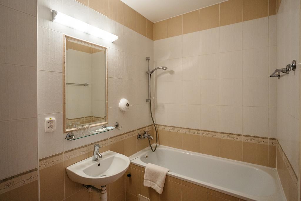 ברדיוב Hotel Artin מראה חיצוני תמונה