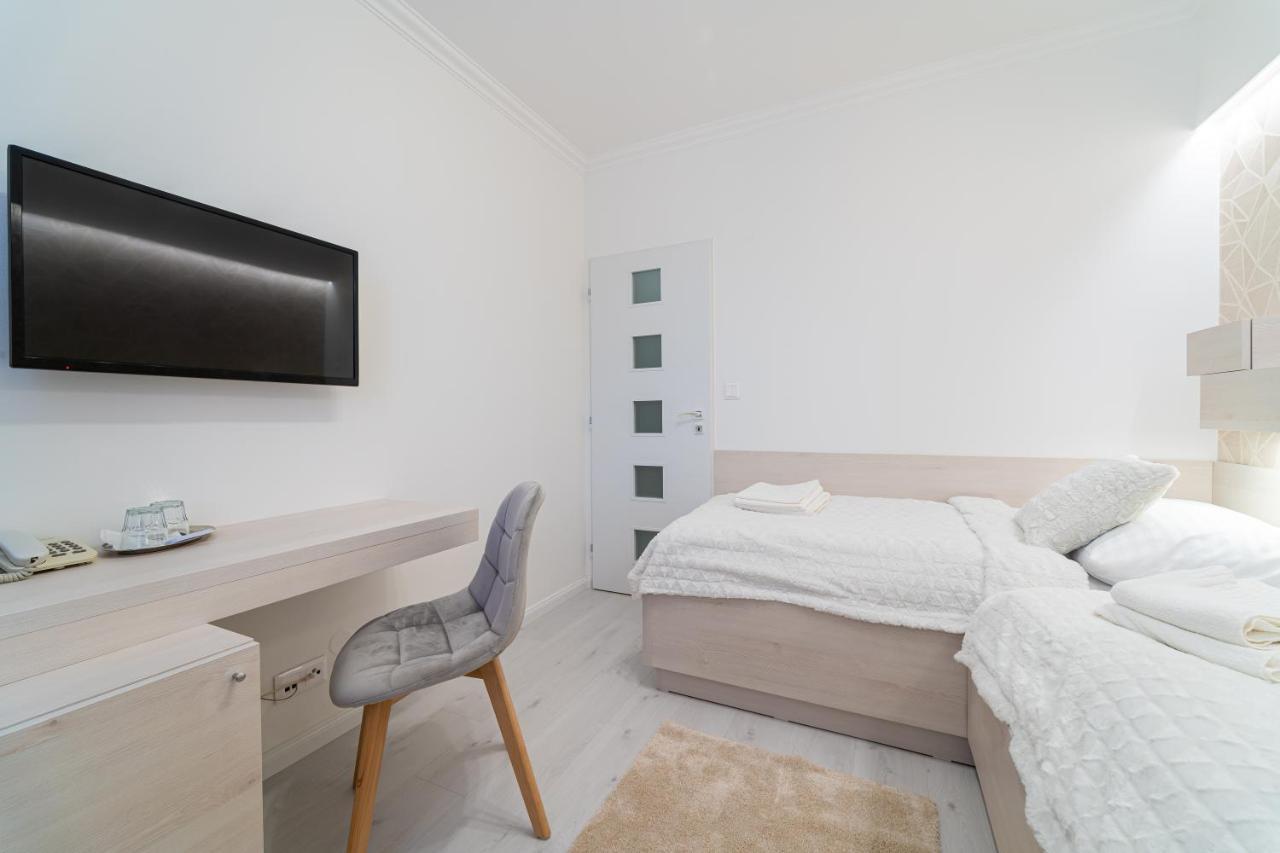 ברדיוב Hotel Artin מראה חיצוני תמונה